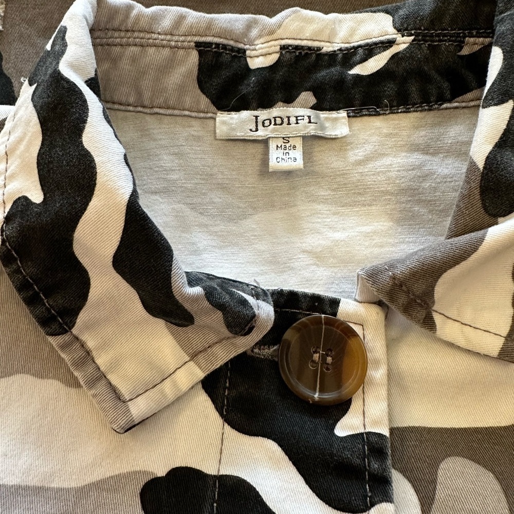 Jodifl, Distressed Urban Camo Utility Jacket‎
Sz small - Picture 5 of 5